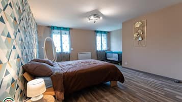 Een strijkplank/strijkijzer, reisbedje, gratis wifi, beddengoed