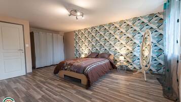 Fer et planche à repasser, lit parapluie, Wi-Fi gratuit, draps fournis