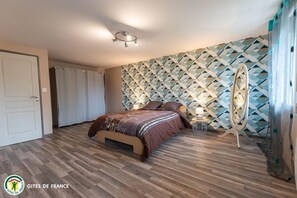 Tabla de planchar con plancha, cuna de viaje, wifi gratis y ropa de cama