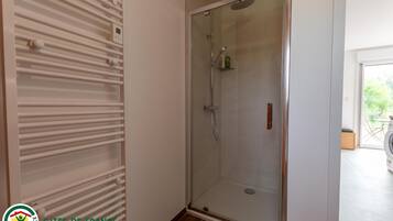 Douche, serviettes fournies