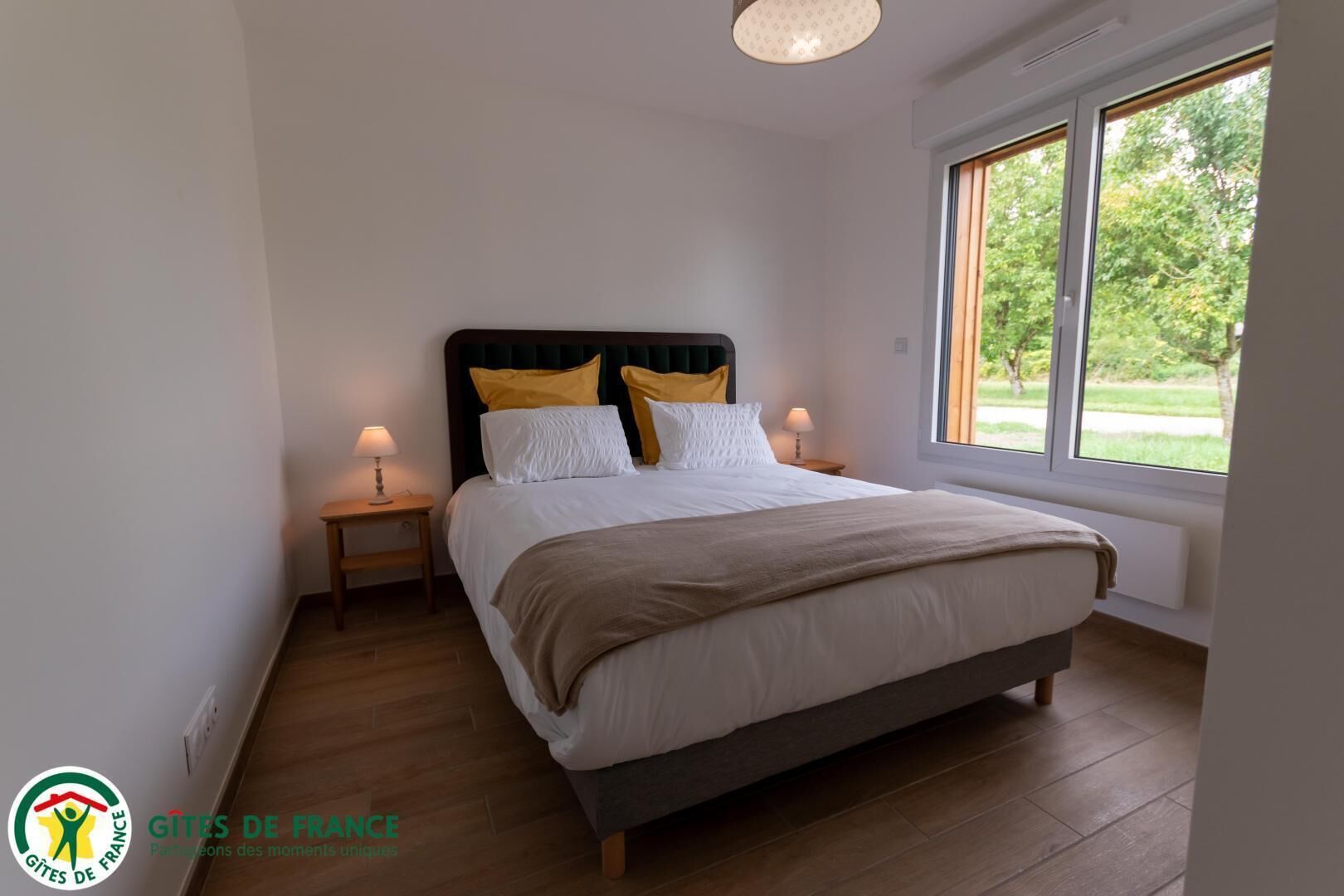 Fer et planche à repasser, lit parapluie, Wi-Fi gratuit, draps fournis