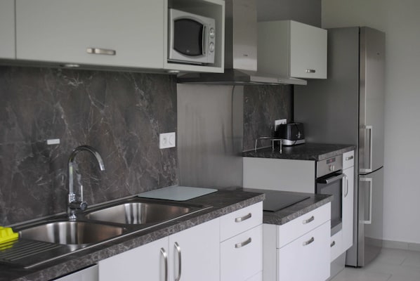 Microwave, oven, high chair - Le Logis Valcampien - Vauchamps (Vauchamps)