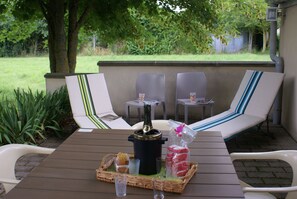 Outdoor dining - Les Trelles - Pleurs (Pleurs)
