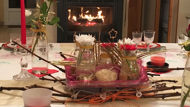 A dining table set with glassware, candles, and decorative items. - Les Trelles - Pleurs (Pleurs)