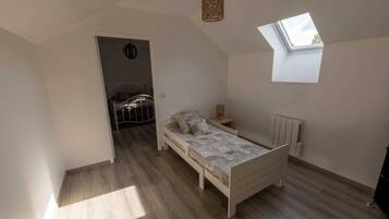 Bügeleisen/Bügelbrett, Reisekinderbett, kostenloses WLAN, Bettwäsche