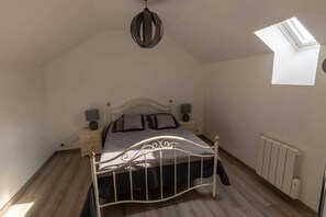 Iron/ironing board, travel cot, free WiFi, bed sheets - La Petite Maison - Condé-sur-marne (Condé-sur-Marne)