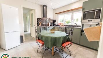 Microwave, oven, dishwasher, coffee/tea maker