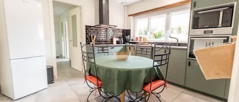 Microwave, oven, dishwasher, coffee/tea maker
