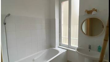 Serviettes fournies, savon, shampoing, papier toilette