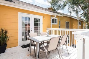 Outdoor dining - Disney, Pool, Hot Tub, Gym! (Kissimmee)