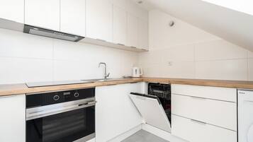 Fridge, oven, stovetop, dishwasher