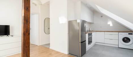 Fridge, oven, stovetop, dishwasher