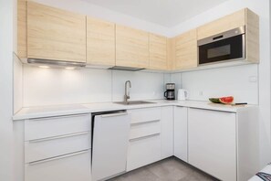 Kylskåp, mikrovågsugn, spishäll och diskmaskin
