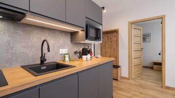 Frigorifero, microonde, piano cottura, lavastoviglie