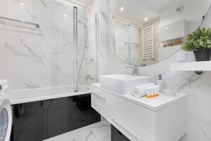 Badewanne, Haartrockner, Shampoo