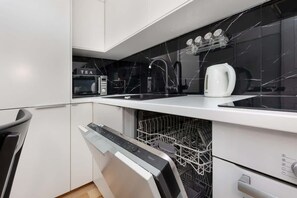 Frigorífic, microones, forn i placa de cuina