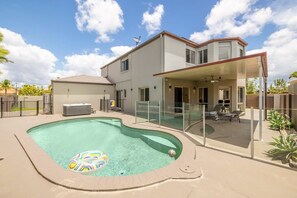 Pool - 4BR Oasis with Pool, Cinema Room & Office Room (Benowa)