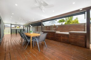 Outdoor dining - 4BR Oasis with Pool, Cinema Room & Office Room (Benowa)