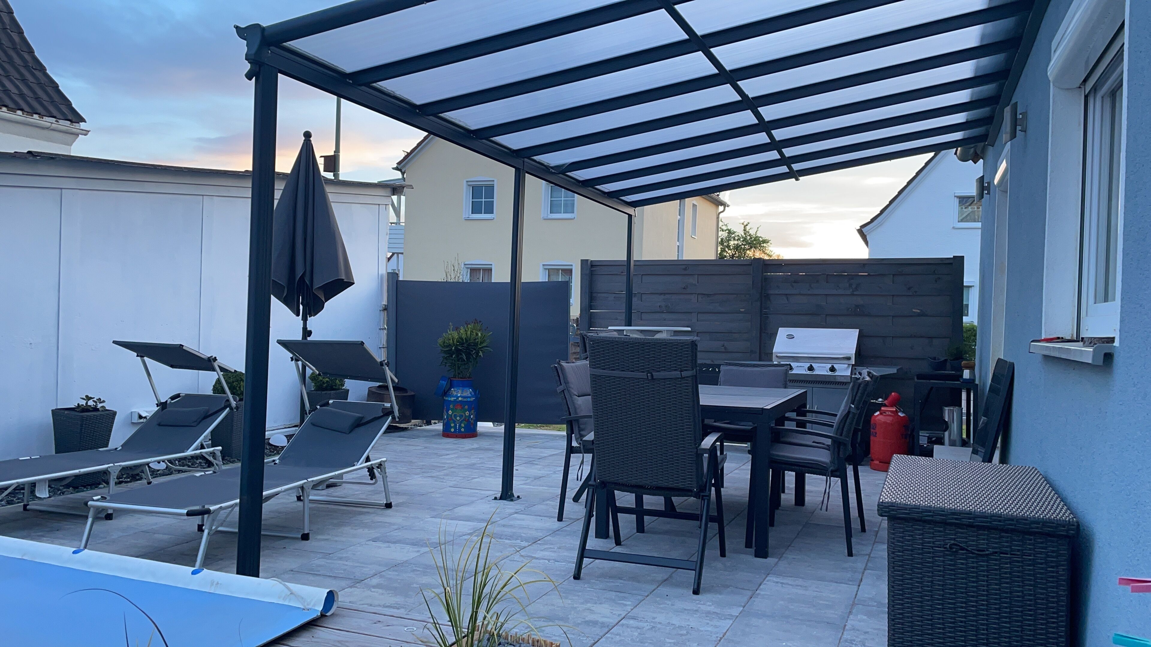 Voll Ausgestattetes Modernes Ferienhaus mit Pool und Garten in Ruhiger Lage