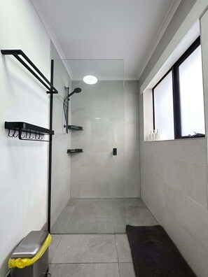 Dusche, Haartrockner, Handtücher, Shampoo