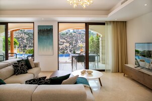 Elite Two Bedroom Junior Villa with Pool - UJO3 | Zona de estar | Una Smart TV