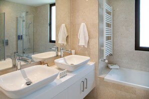 Elite Two Bedroom Junior Villa with Pool - UJO3 | Badezimmer | Bademäntel, Hausschuhe, Handtücher