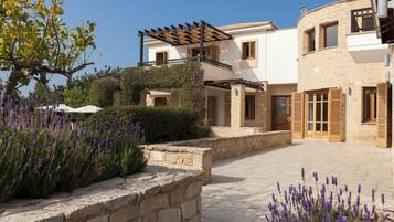 Vista frontal de la propiedad