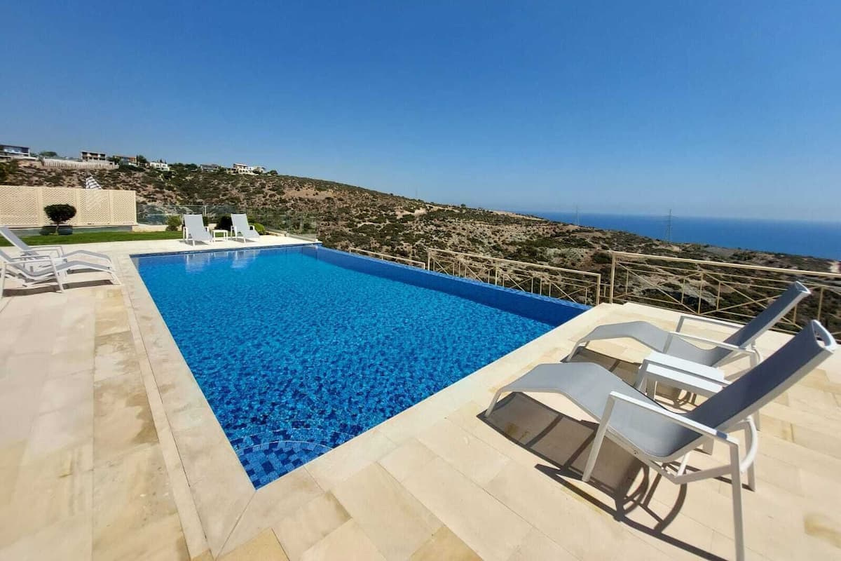 Elite 5 Bedrooms Villa with Pool UV07 | 3 bedrooms, hypo-allergenic bedding, in-room safe, desk
