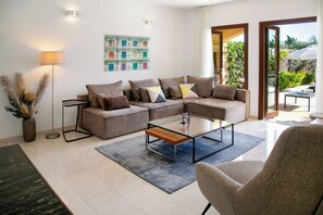 Elite 2 Bedrooms Jr Villa with Pool AJ07 | Área de sala de estar | Smart TV