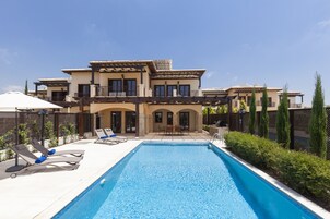 Elite 2 Bedrooms Jr Villa with Pool AJ04 | Roupas de cama antialérgicas, cofres nos quartos, escrivaninha