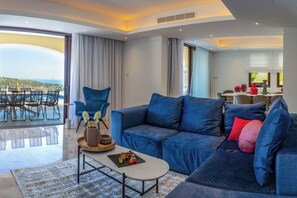 Elite 5 Bedrooms Villa with Pool UV07 | Área de sala de estar | Smart TV