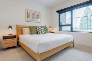 2 bedrooms, WiFi, bed sheets - Le Refuge - Revelstoke Condo with Hot Tub (Revelstoke)