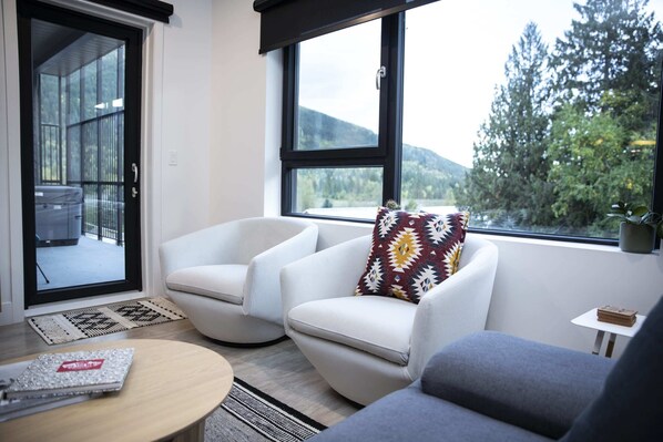 Fernseher, Kamin, Bücher, Arbeitsbereiche