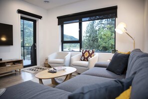 Fernseher, Kamin, Bücher, Arbeitsbereiche