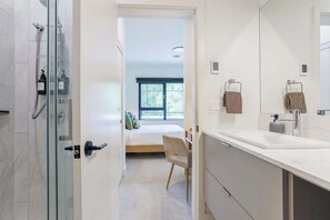 Badekar, hårtørrer, håndklæder, Shampoo