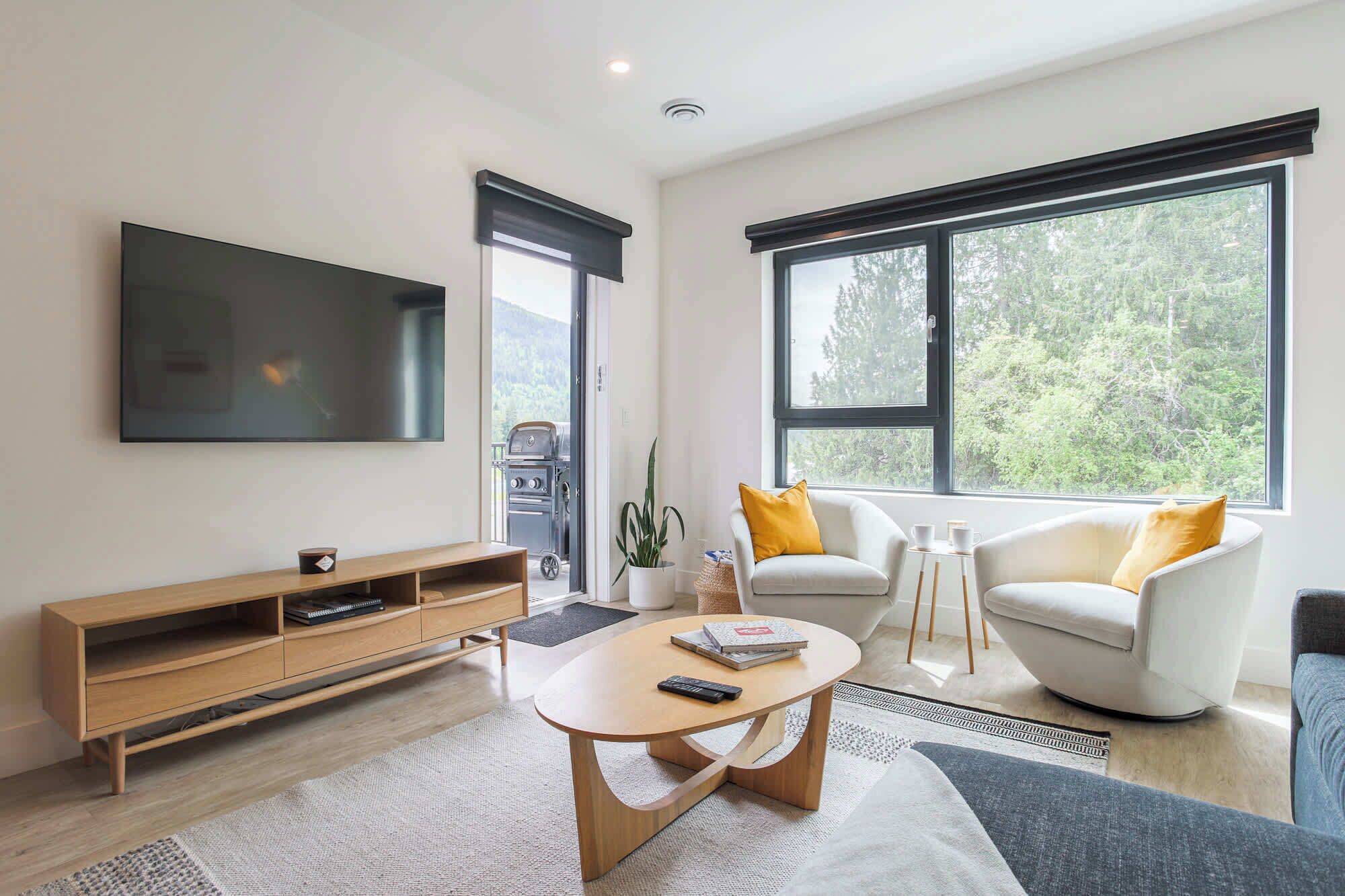 TV connectée, livres, espaces bureaux