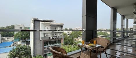 تناول الطعام بالخارج