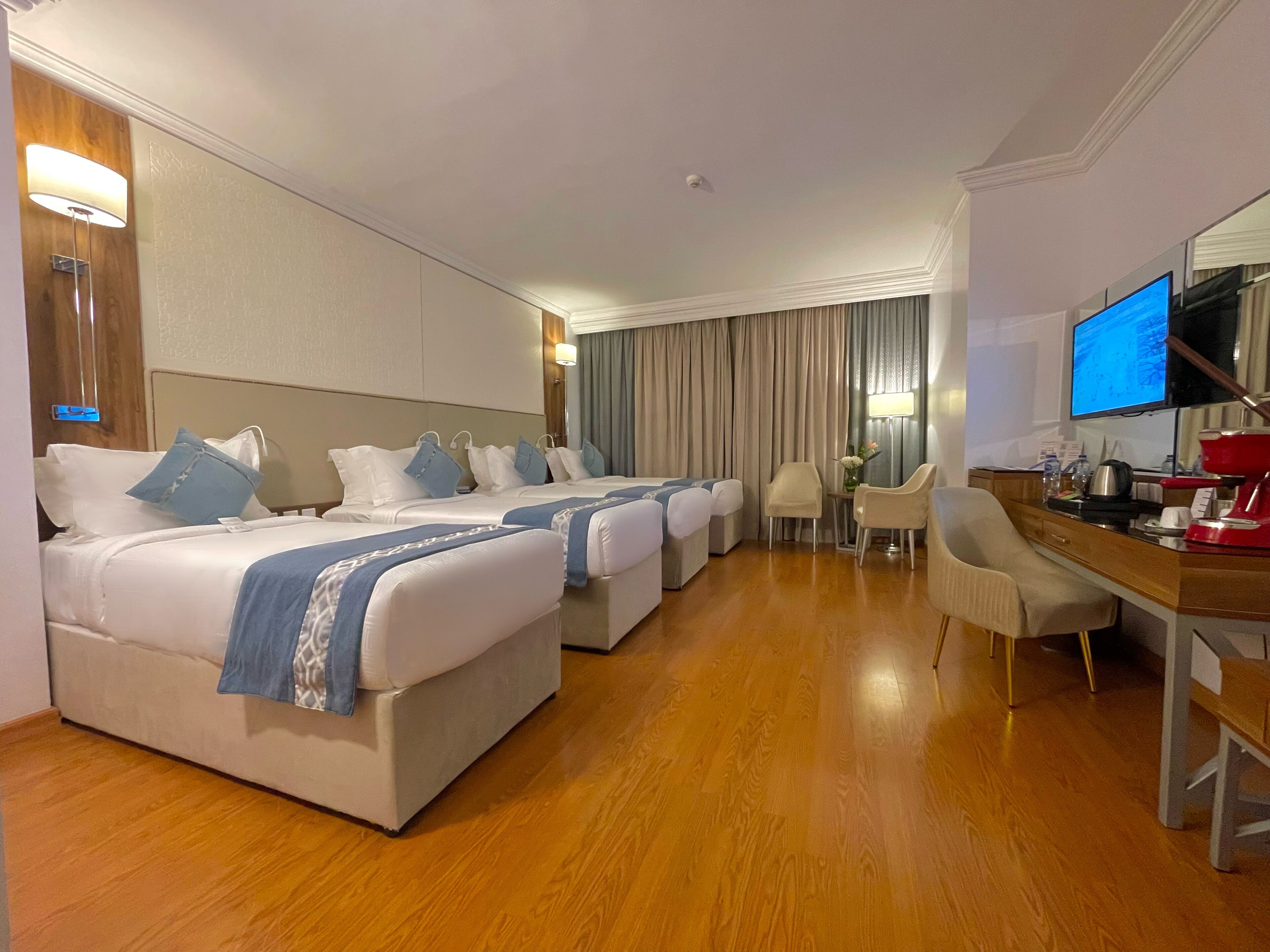 ميني بار ومكتب وتجهيزات عازلة للصوت وواي فاي مجانًا