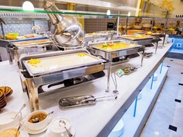 Svédasztalos reggeli mindennap (fejenként SAR 40 áron)