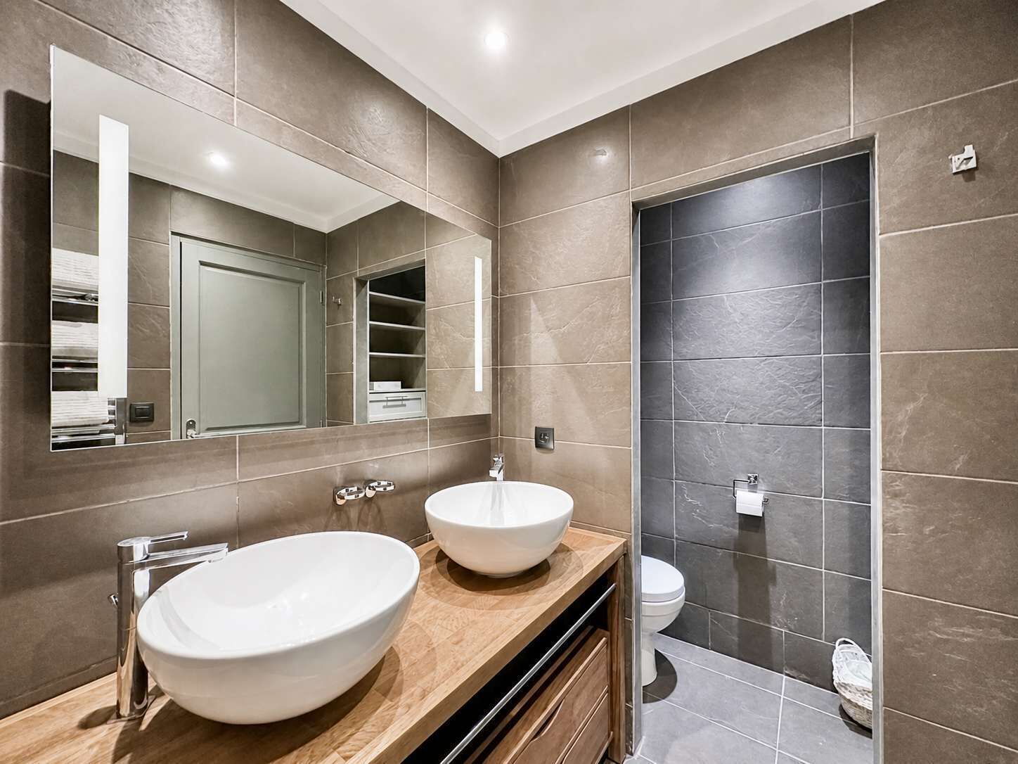 Douche, articles de toilette écologiques, sèche-cheveux