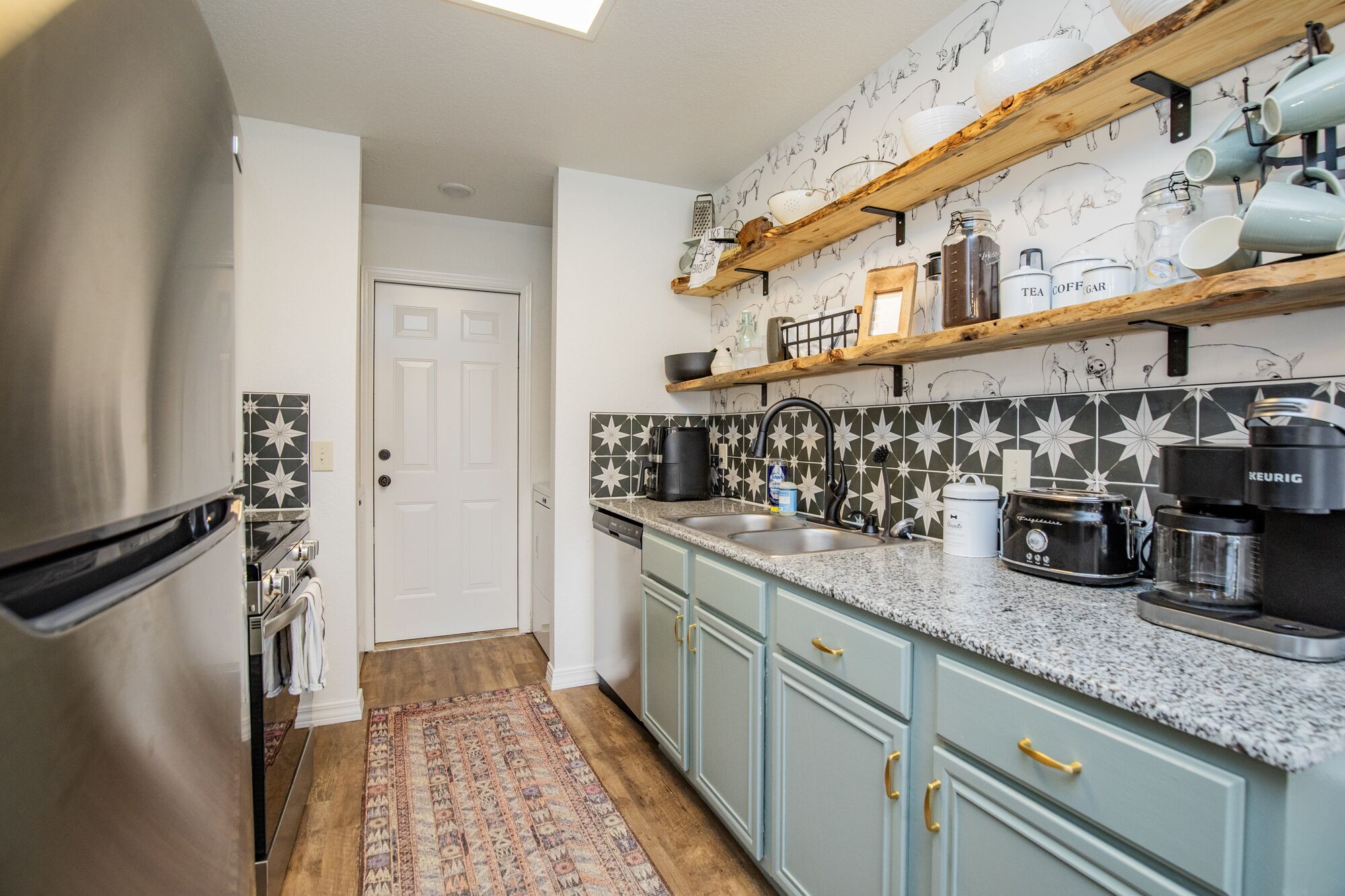 冷蔵庫、電子レンジ、オーブン、コンロ