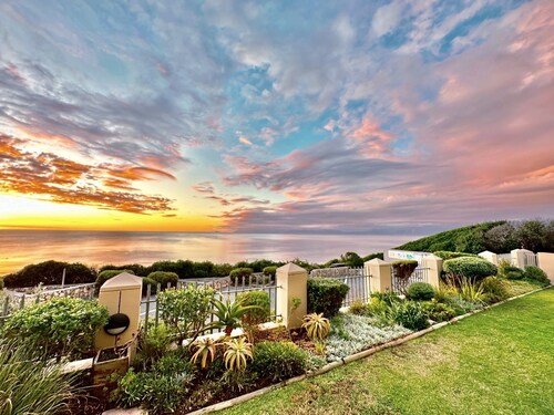 Self Catering Apartment with Magnificent Ocean View & Whale Watching

