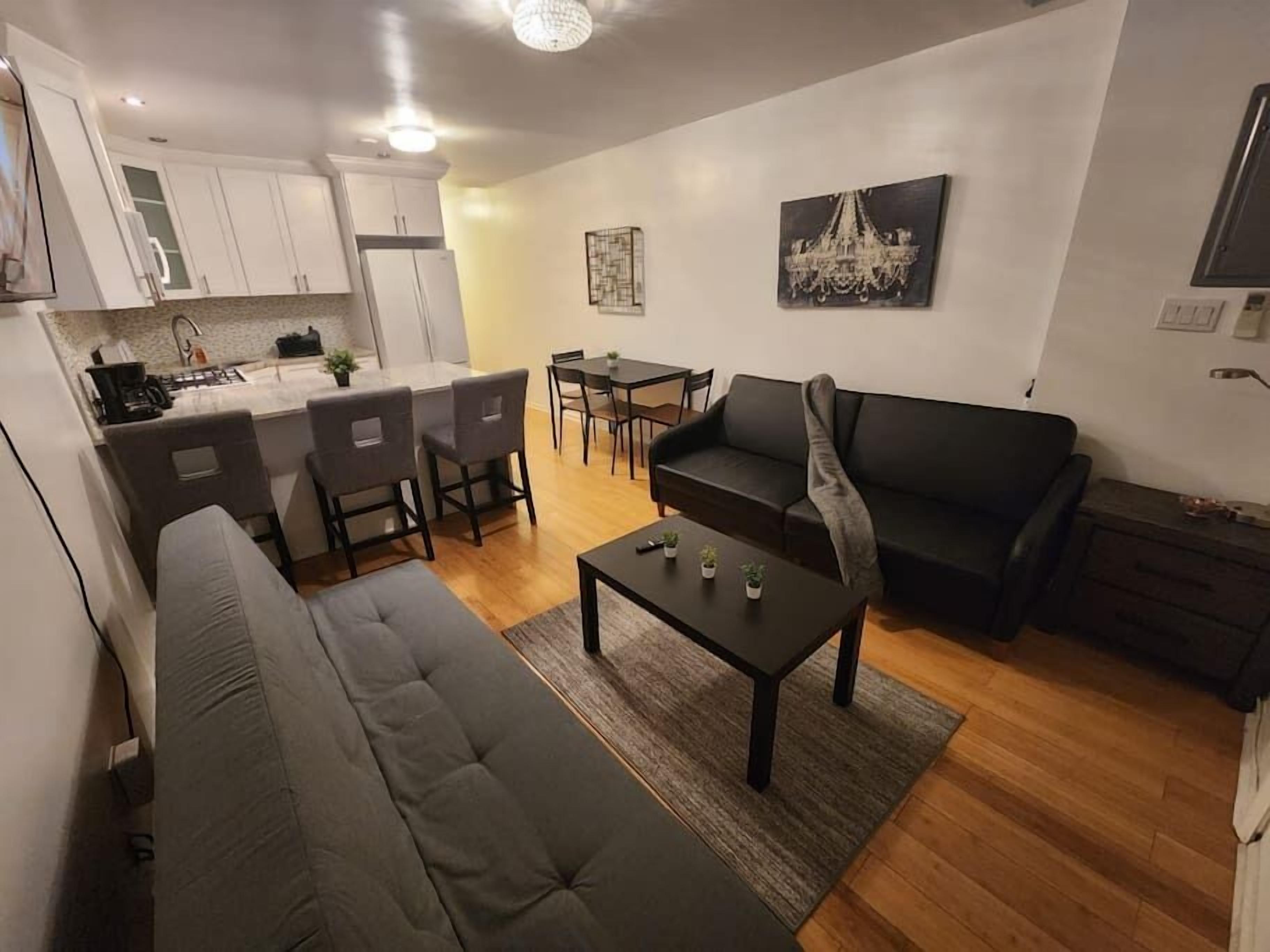 Chic and comfortable  modern home mins to NYC!