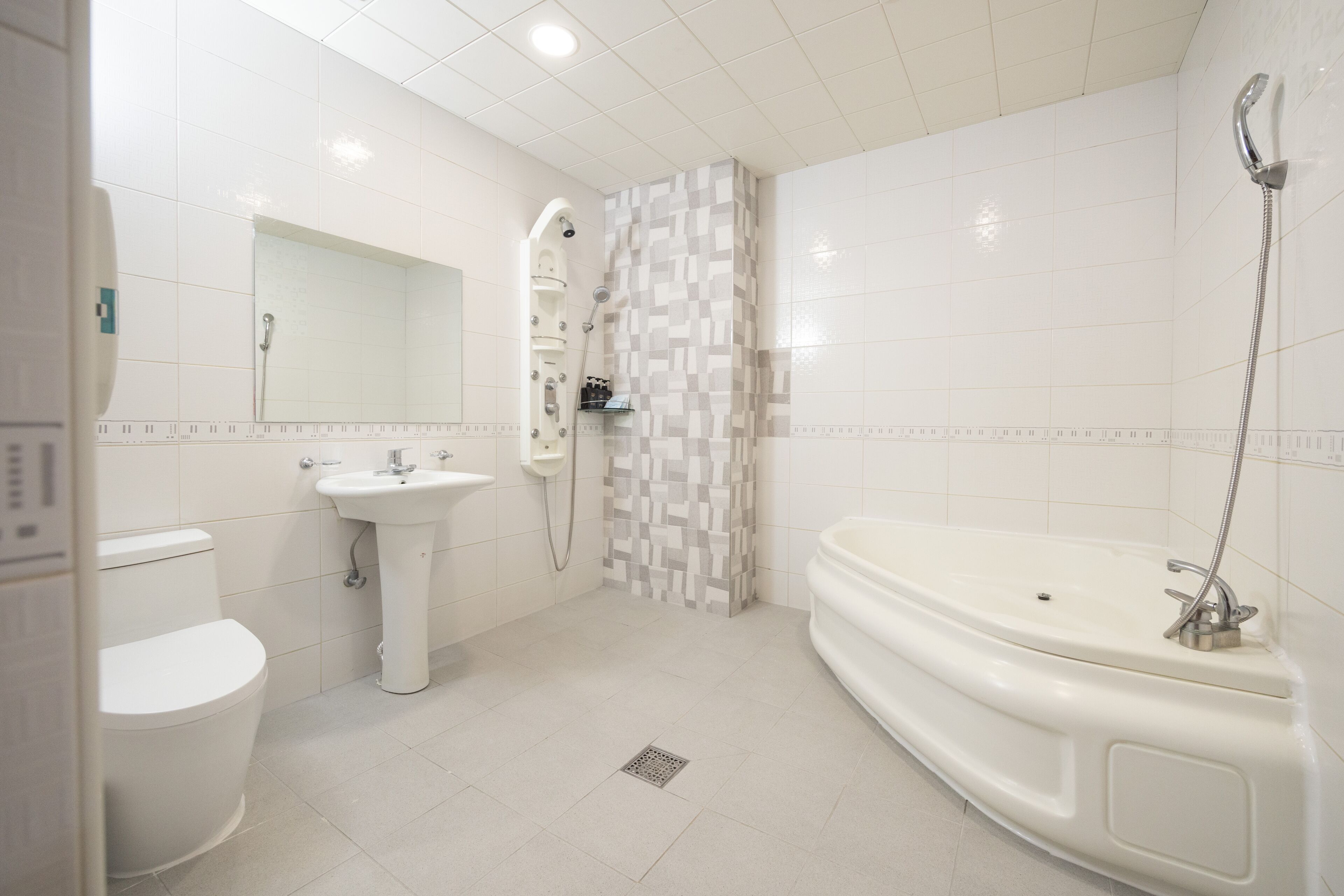 Un baño moderno con inodoro, lavabo, ducha y bañera.