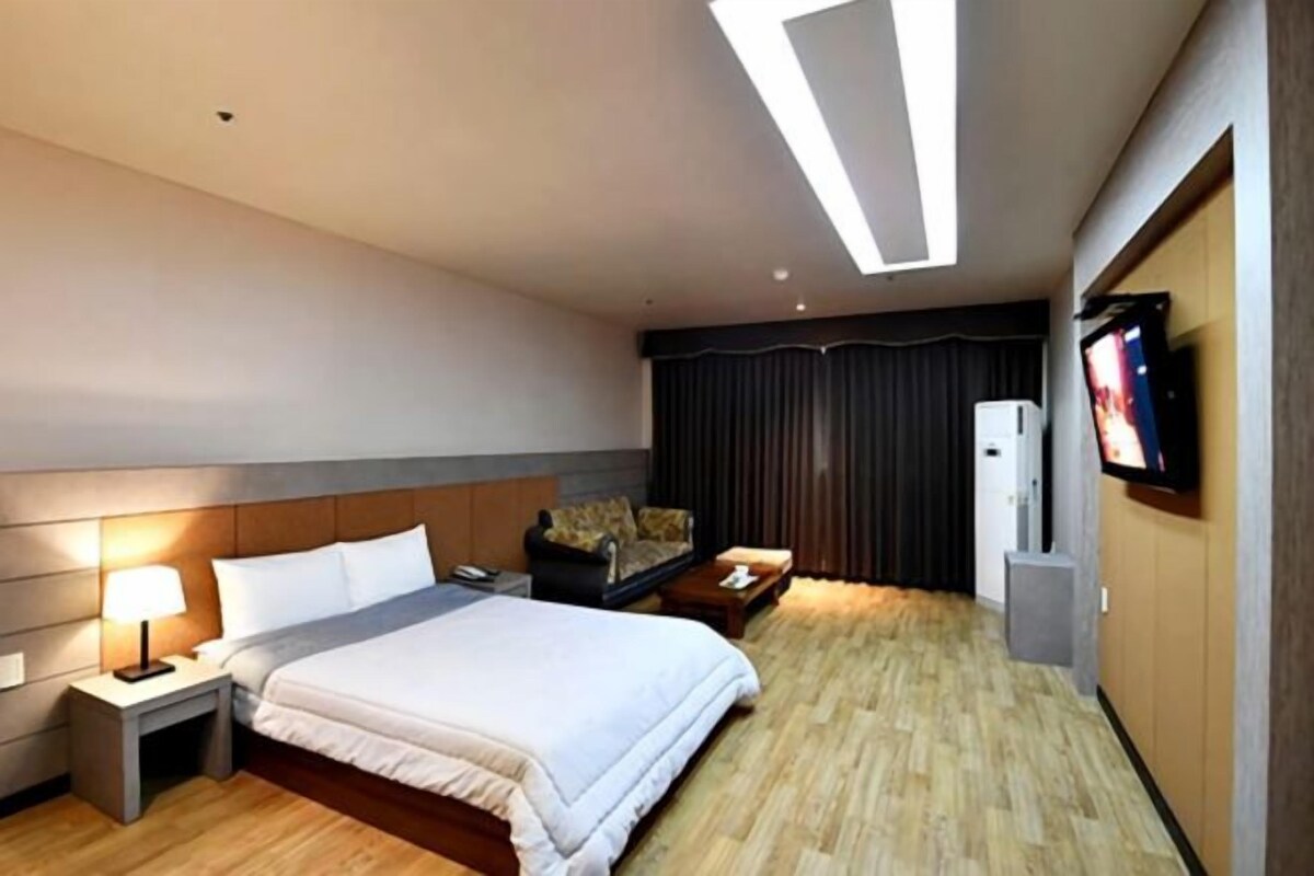 WiFi (free), bed sheets