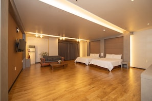Super Suite | Free WiFi, bed sheets - Cosmos Hotel (Donghae)