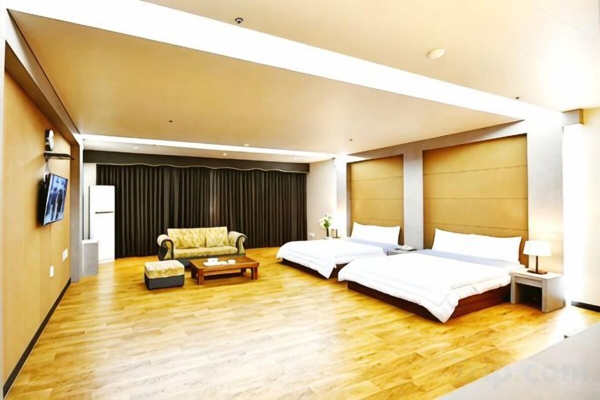 Suite Family Room