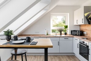 Køleskab, mikrobølgeovn, ovn, kogeplade