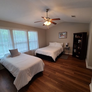 2 Schlafzimmer, Schreibtisch, WLAN, Bettwäsche