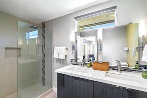 Bathtub, hair dryer, towels, soap - Movie Colony Villa – Central Palm Springs Oasis with Pool, Spa & Game Room (Palm Springs)